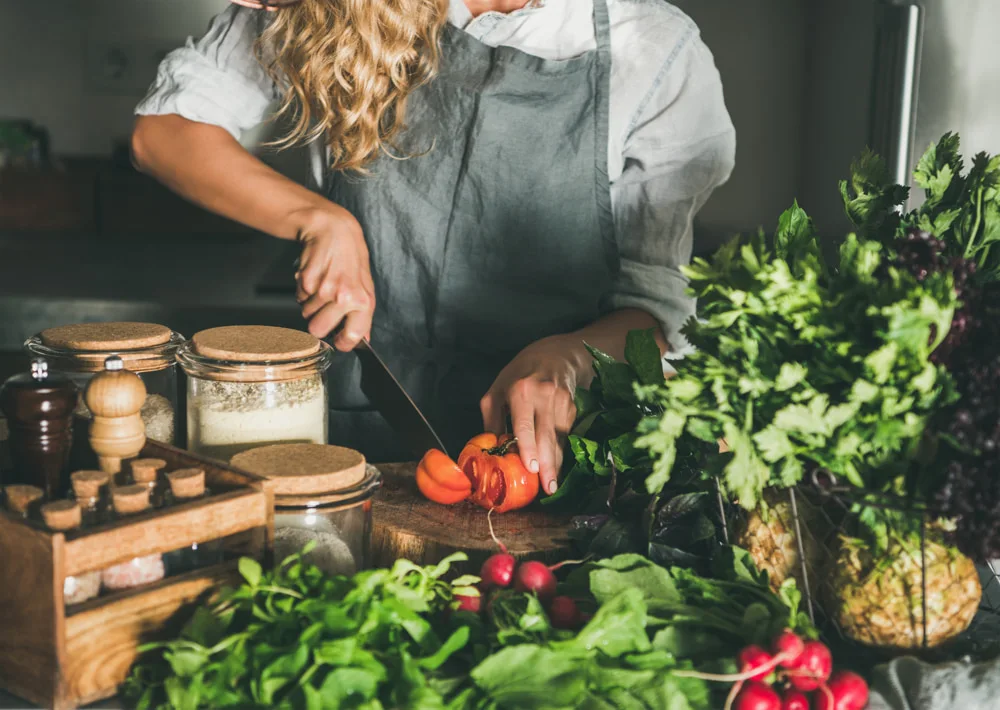 mulheres cortando alimentos saudáveis