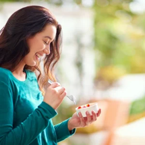 mulheres comendo iogurte saudável em casa