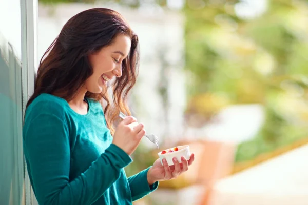 mujeres comiendo yogur saludable en casa