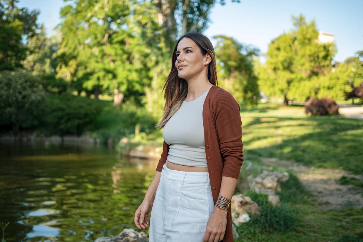 Mujer con una camiseta blanca de pie relajada